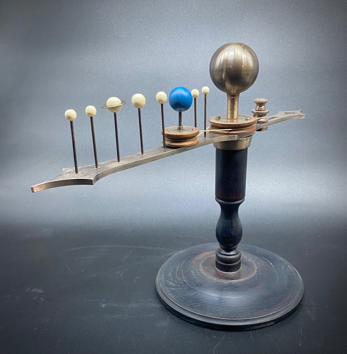 Raro planetario orrery firmato "Henri Robert Paris". c-photo-1
