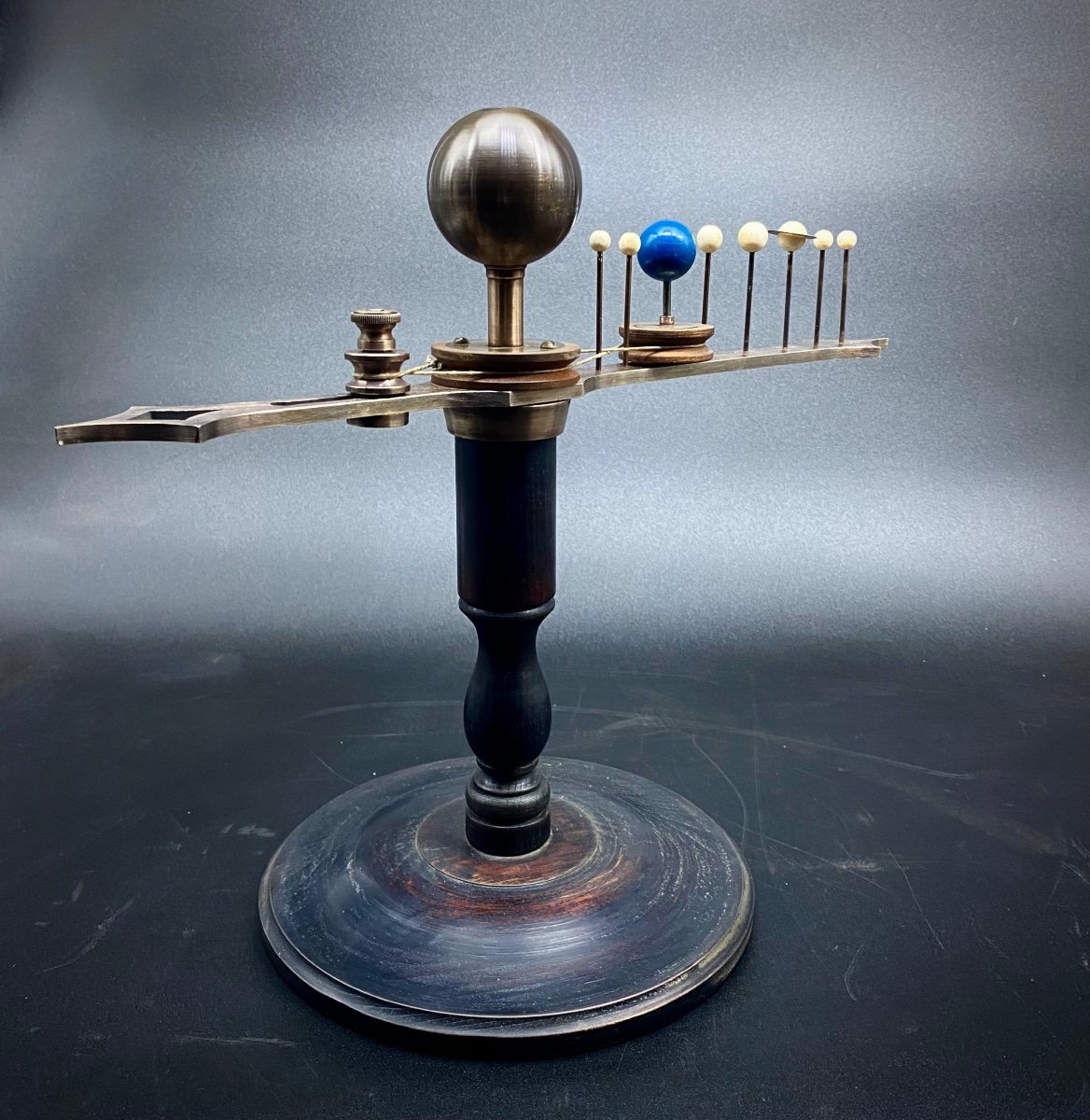 Raro planetario orrery firmato "Henri Robert Paris". c-photo-2