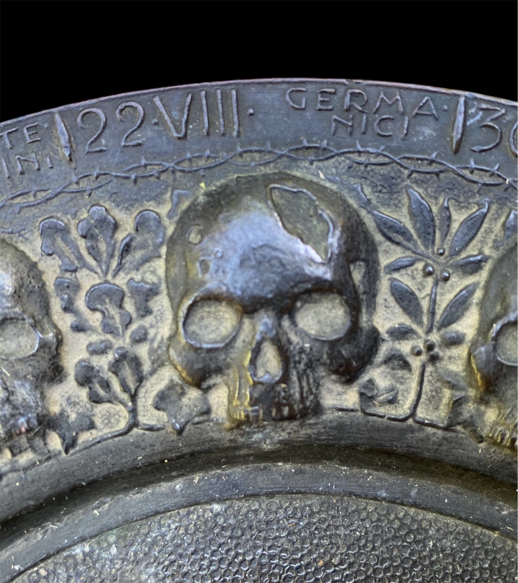 Piatto di metallo Memento mori con   le vittime di ogni paese coinvolto nella WWI .  -photo-1