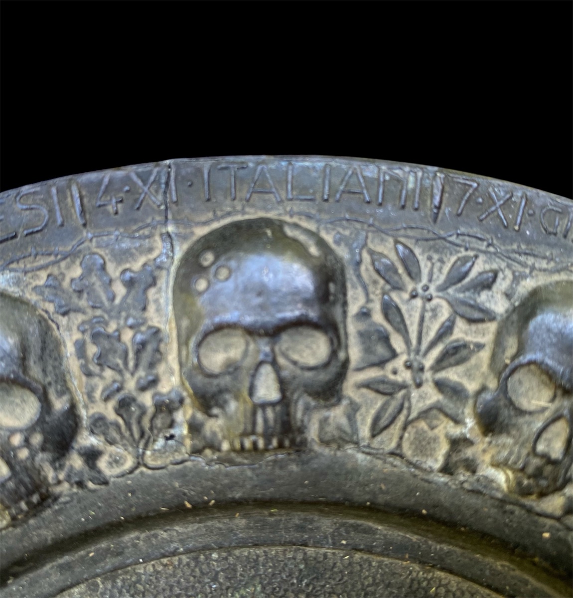 Piatto di metallo Memento mori con   le vittime di ogni paese coinvolto nella WWI .  -photo-3