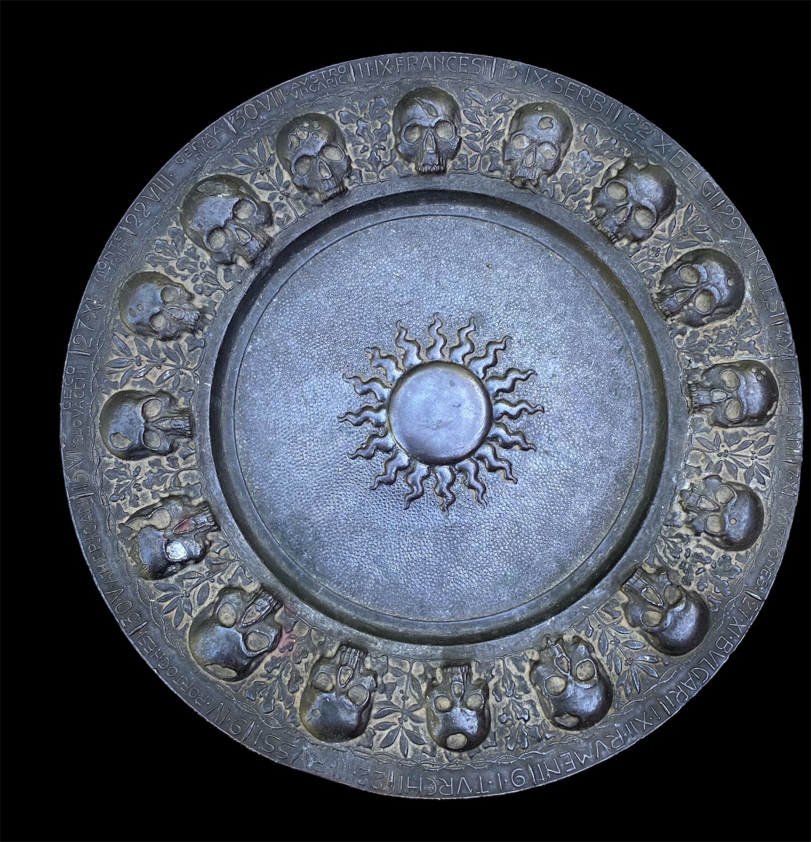 Piatto di metallo Memento mori con   le vittime di ogni paese coinvolto nella WWI .  