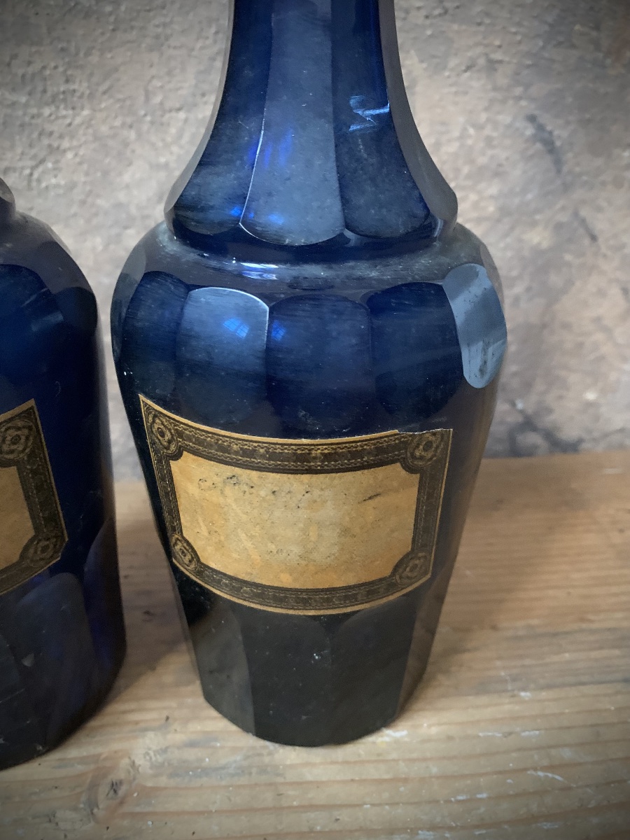 Coppia di rare bottiglie da farmacia italiane in vetro sfacettato a mano colore blu cobalto .-photo-3