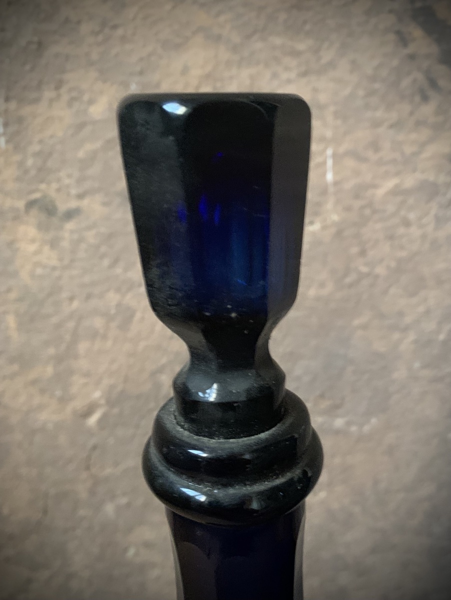 Coppia di rare bottiglie da farmacia italiane in vetro sfacettato a mano colore blu cobalto .-photo-1