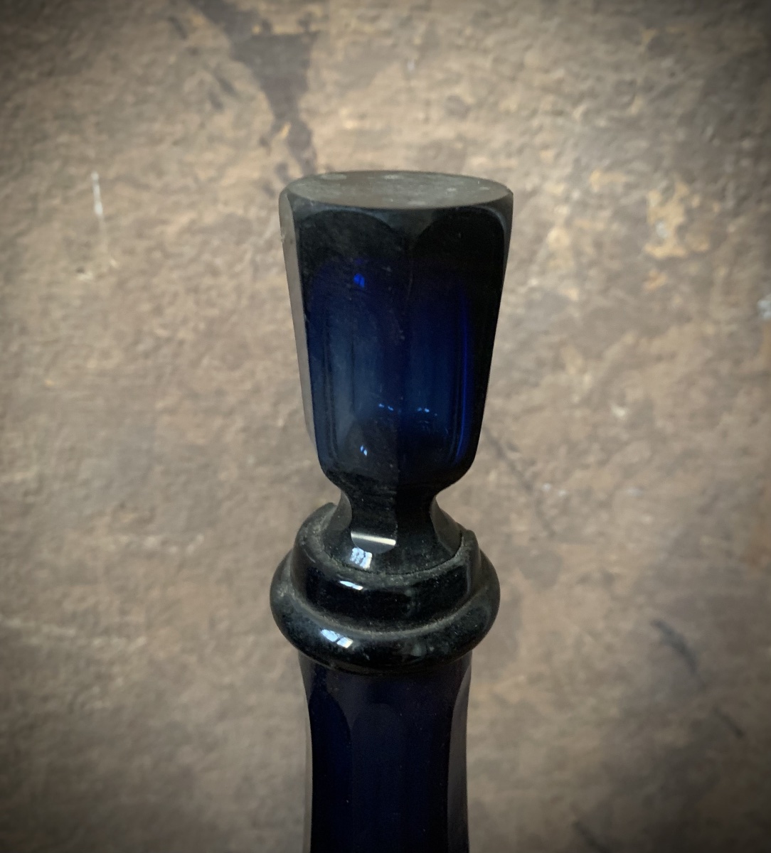 Coppia di rare bottiglie da farmacia italiane in vetro sfacettato a mano colore blu cobalto .-photo-2