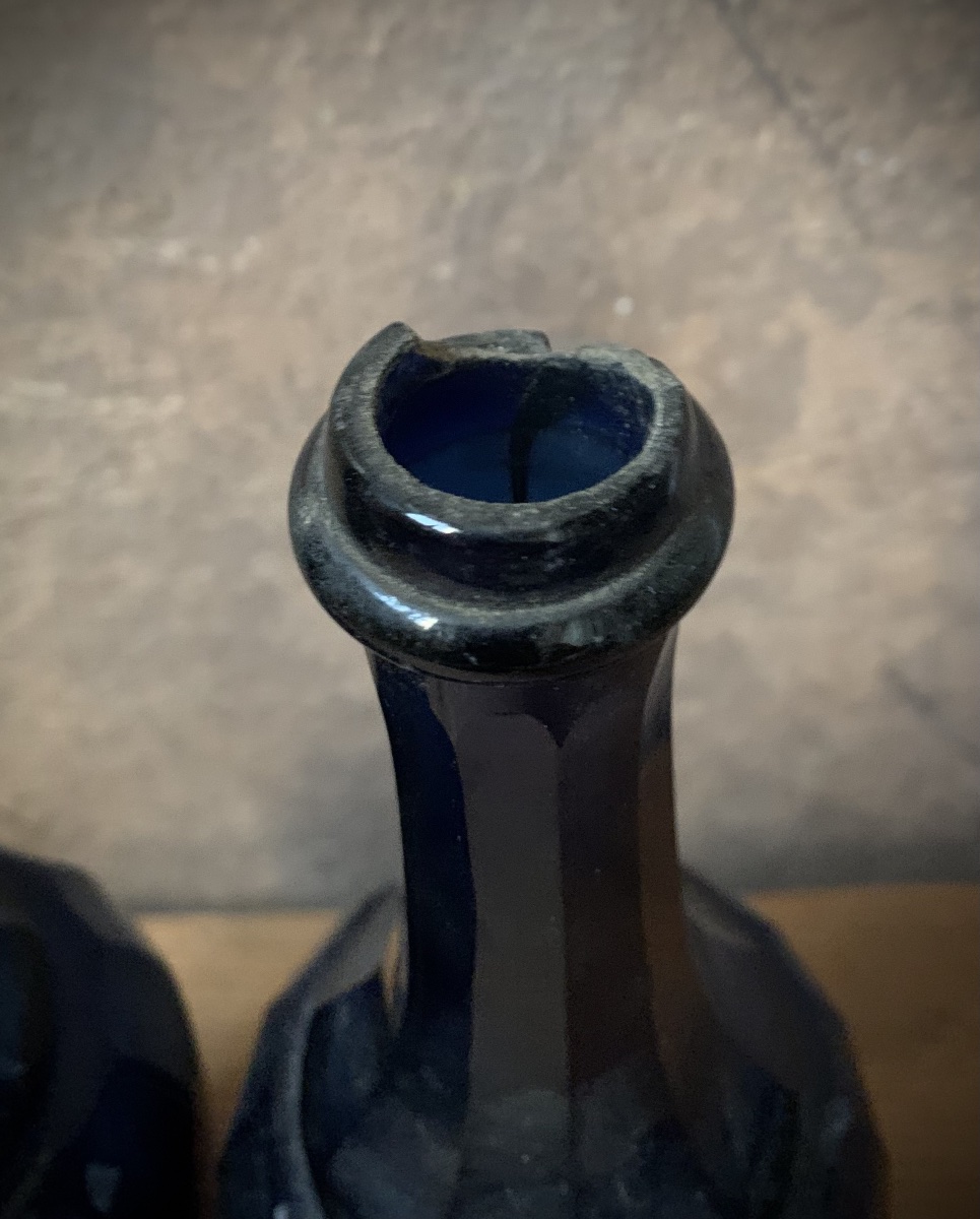 Coppia di rare bottiglie da farmacia italiane in vetro sfacettato a mano colore blu cobalto .-photo-3