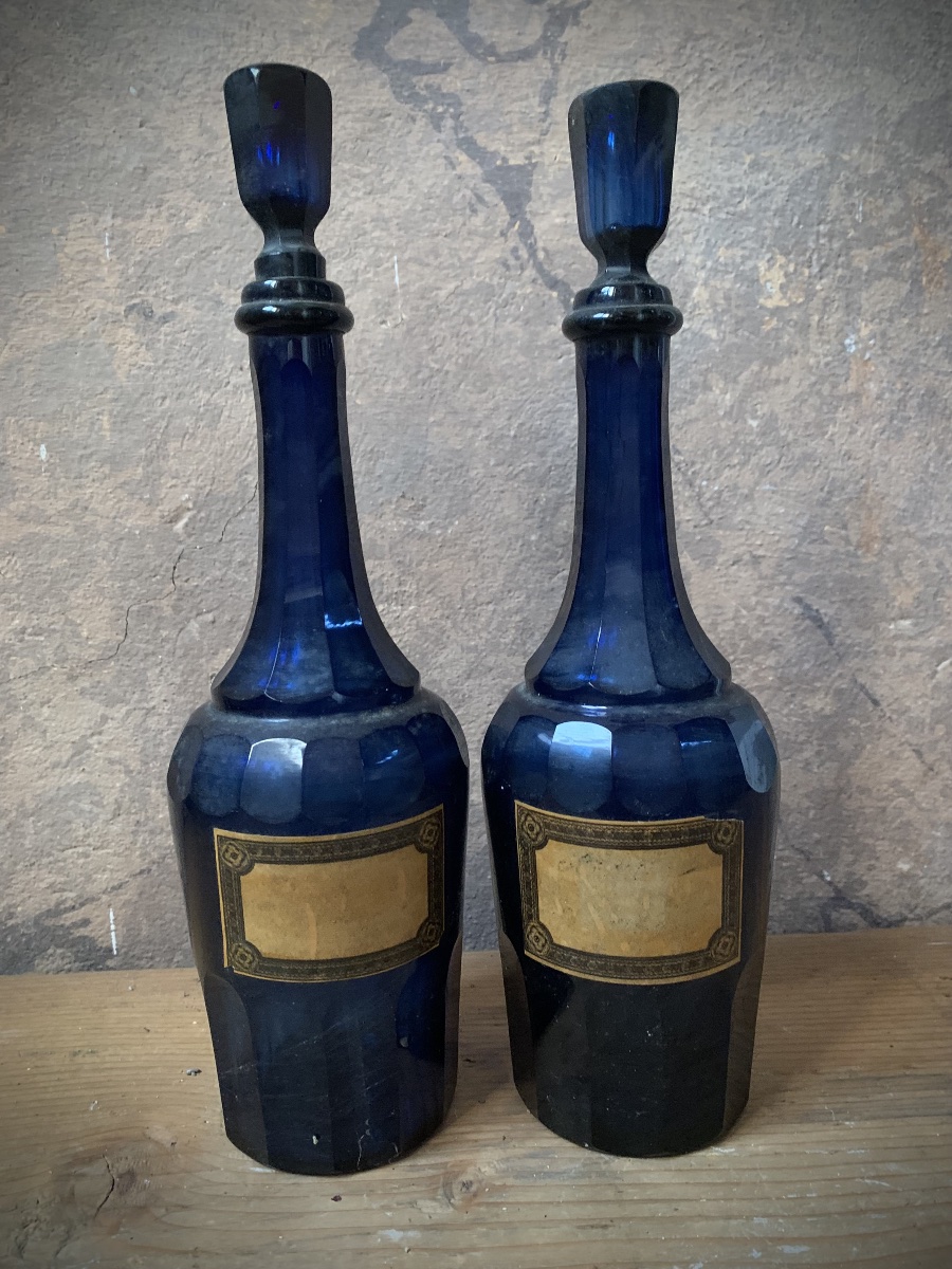 Coppia di rare bottiglie da farmacia italiane in vetro sfacettato a mano colore blu cobalto .