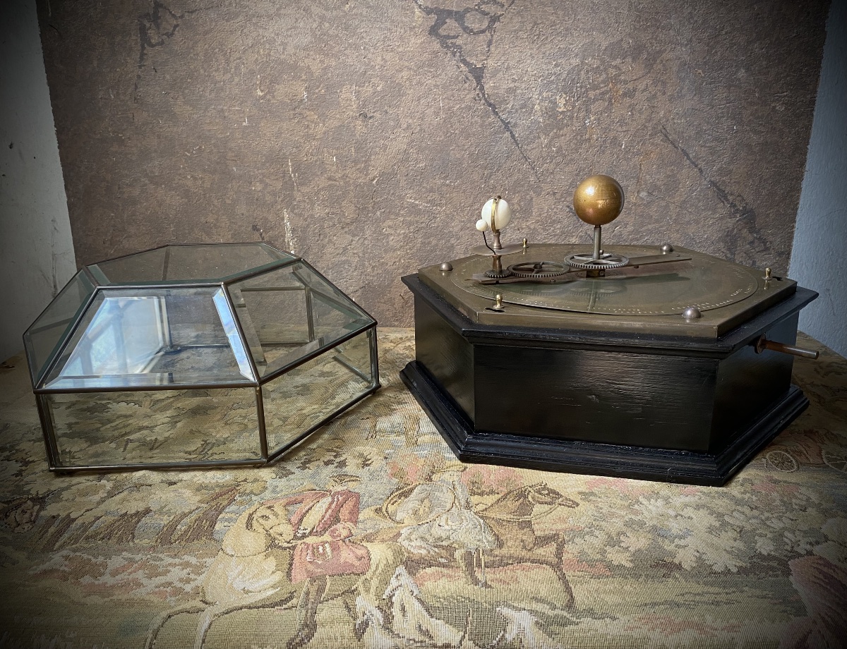 Raro planetario orrery meccanico da tavolo con meccanismo a molla-photo-4