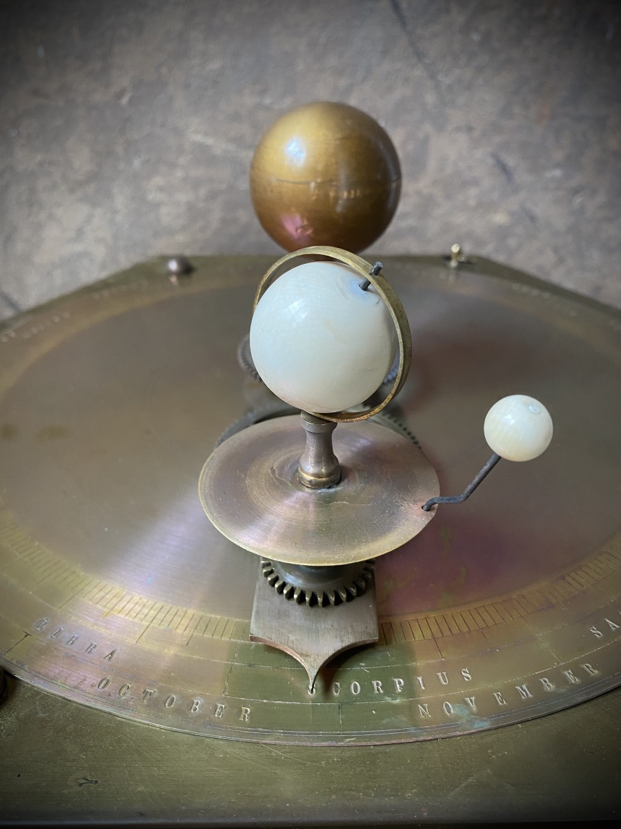 Raro planetario orrery meccanico da tavolo con meccanismo a molla-photo-1