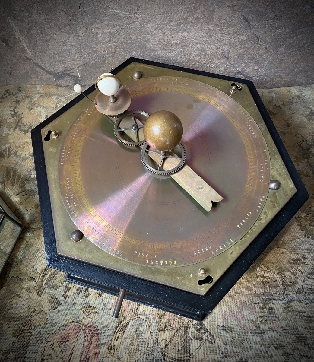Raro planetario orrery meccanico da tavolo con meccanismo a molla-photo-2