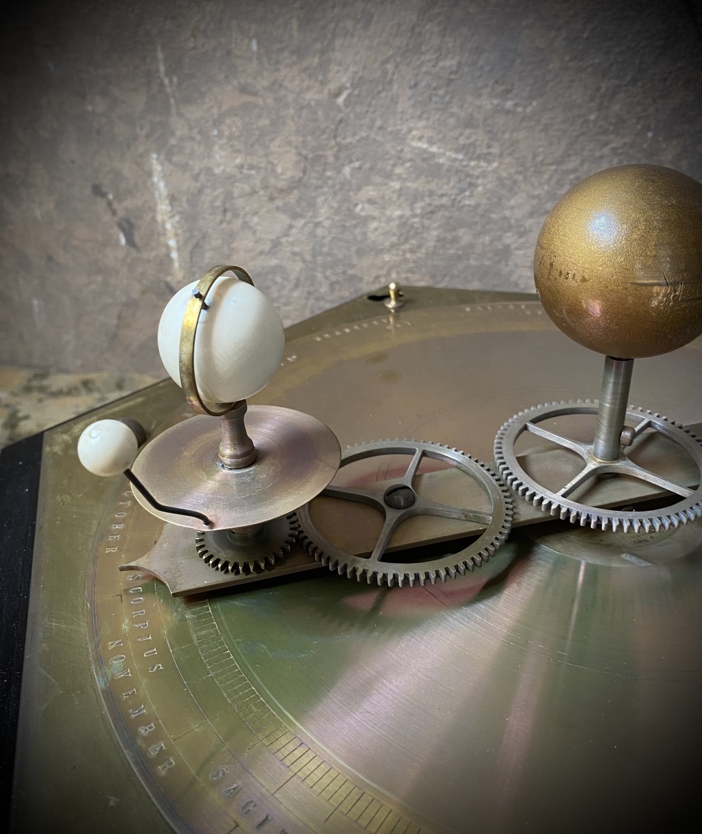 Raro planetario orrery meccanico da tavolo con meccanismo a molla-photo-5