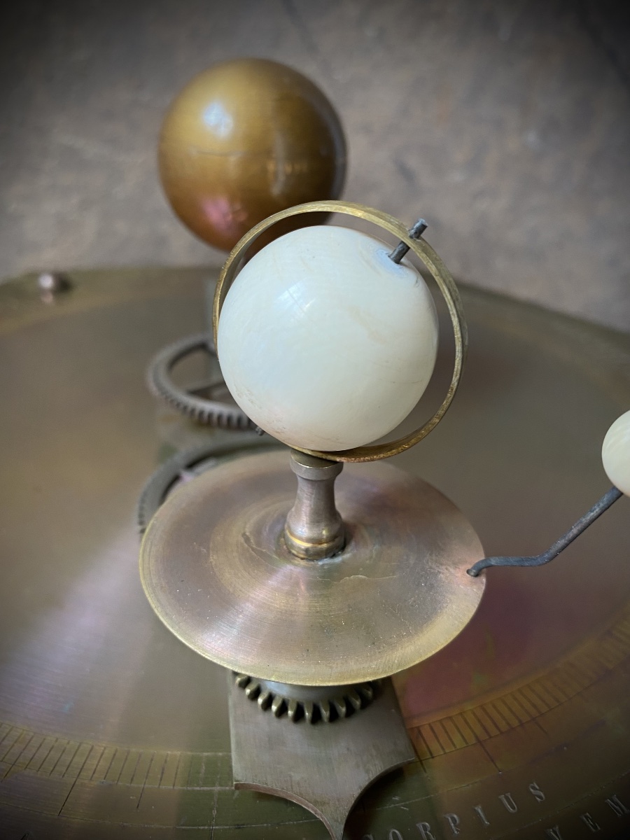 Raro planetario orrery meccanico da tavolo con meccanismo a molla-photo-6