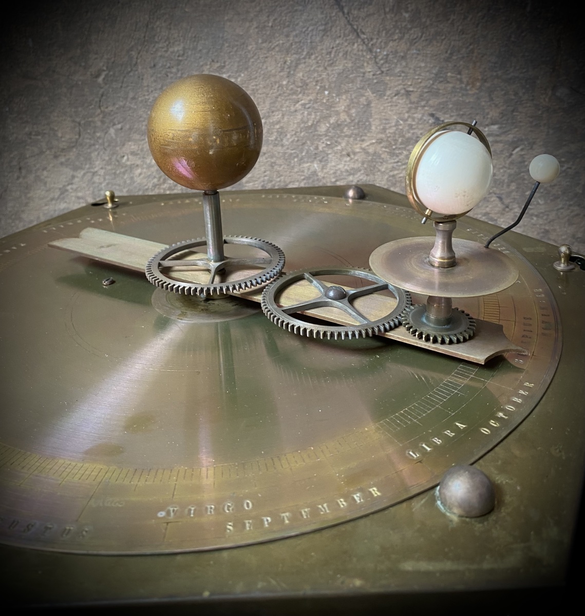 Raro planetario orrery meccanico da tavolo con meccanismo a molla-photo-7