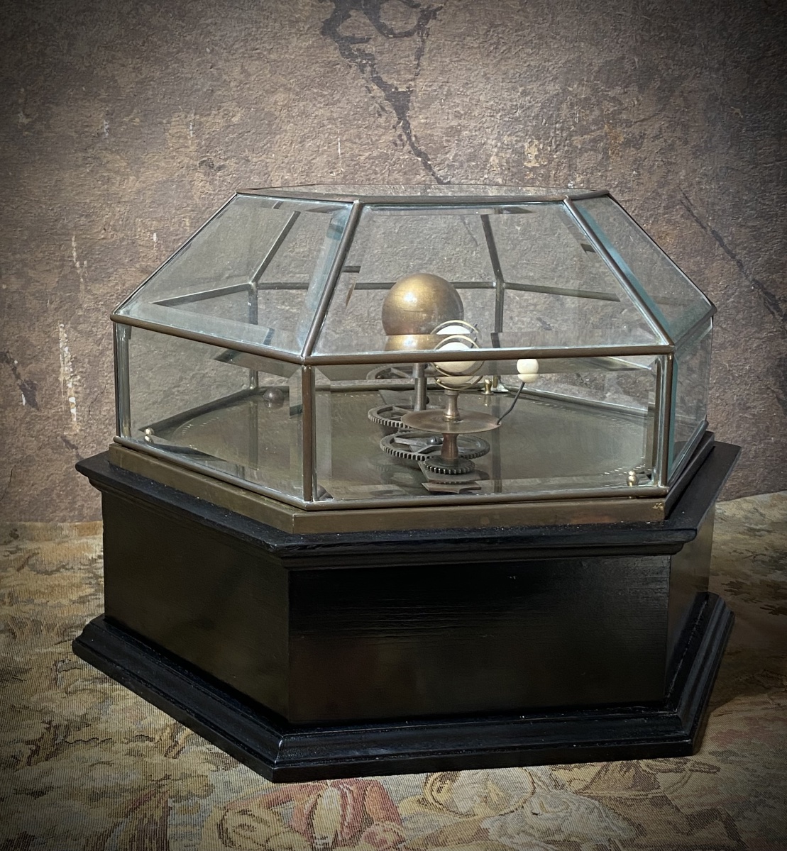 Raro planetario orrery meccanico da tavolo con meccanismo a molla