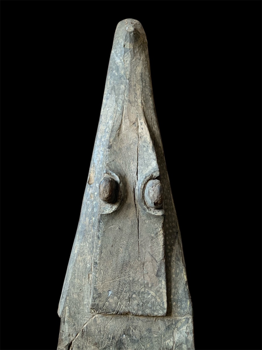 Prua di canoa a forma di coccodrillo -Papuasia nuova Guinea .