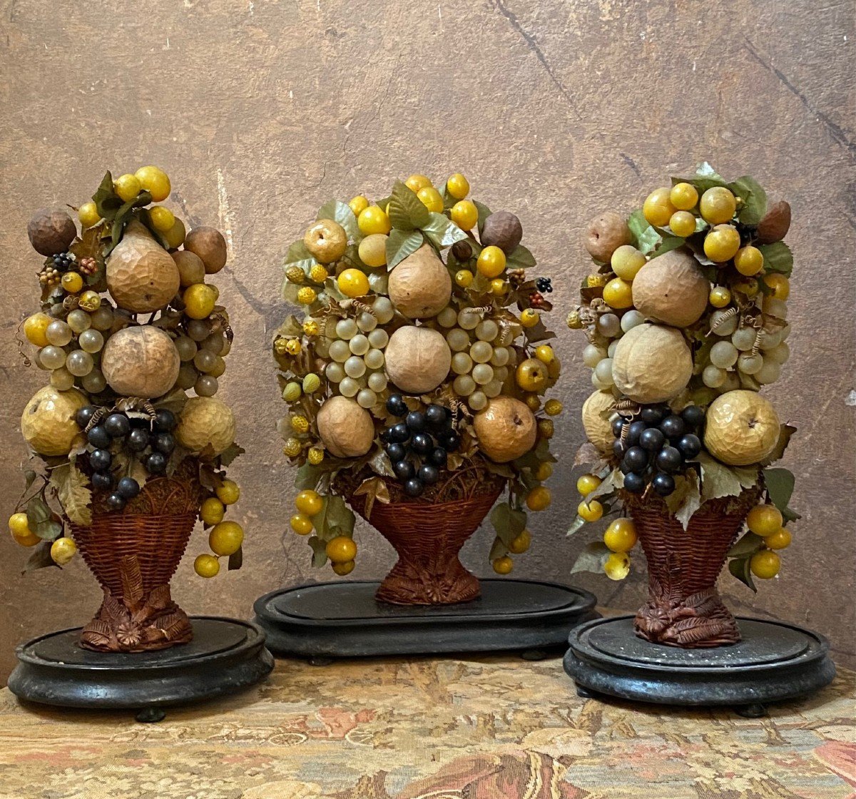 Triomphes de fruits en papier mâché et verre sous cloches de verre - Italie, fin des années 1800-photo-2