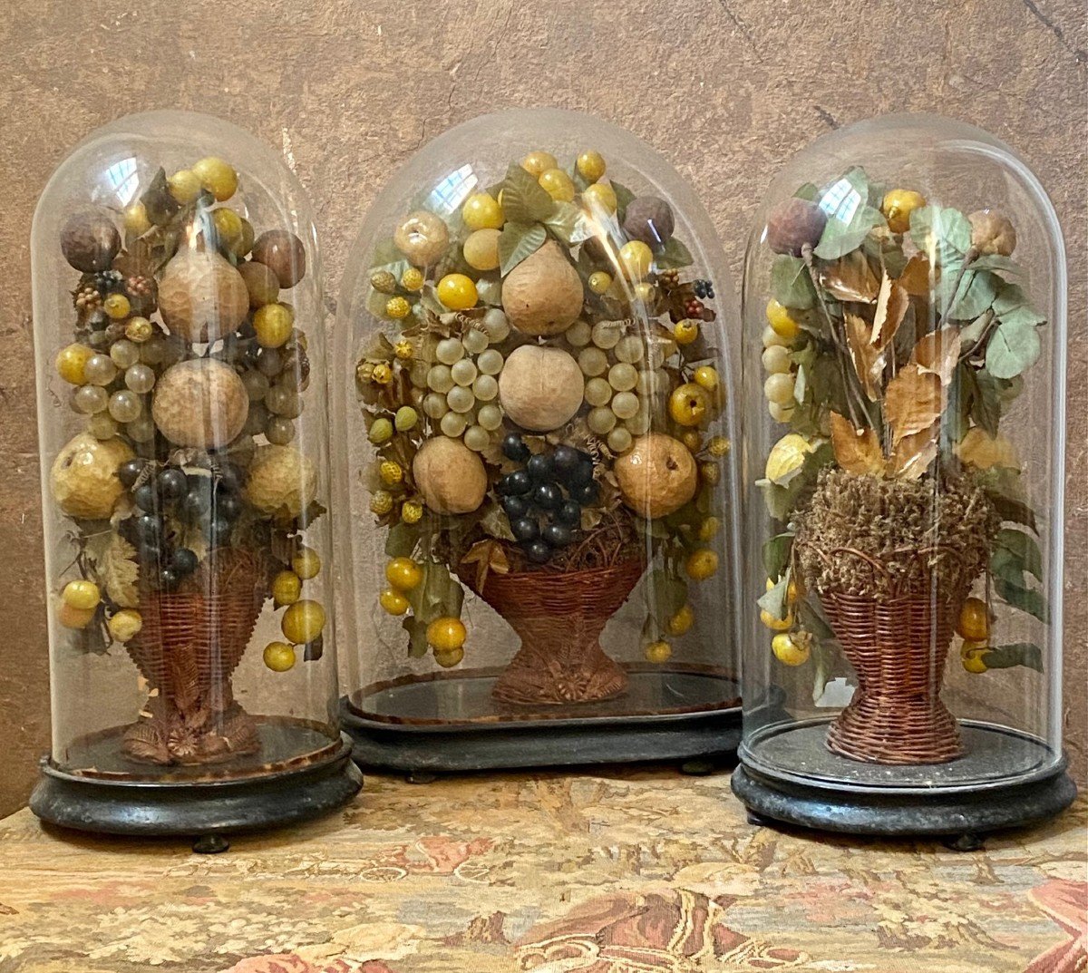Triomphes de fruits en papier mâché et verre sous cloches de verre - Italie, fin des années 1800