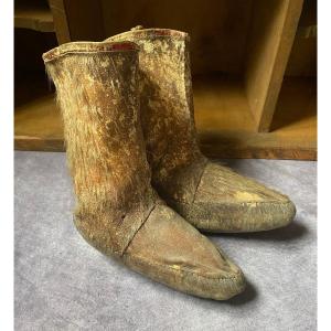 Raro paio di stivali Inuit in pelle di foca .  