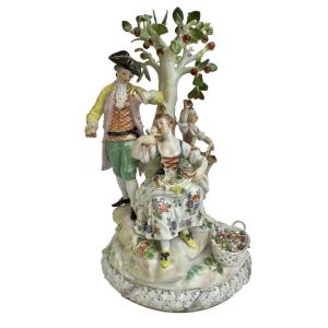 Meissen - Porcelain Group Of Gardeners Near An Apple Tree