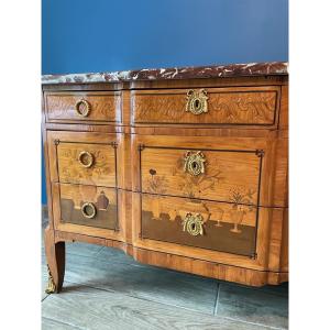 Transition Style Chest Of Drawers Decorated With Vases Of Flowers And Potiches.