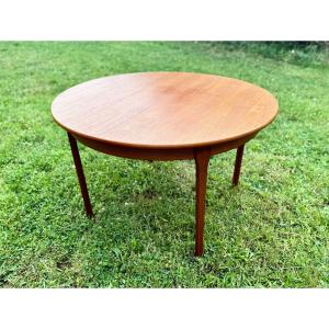 Round Extendable Table In Scandinavian Style 