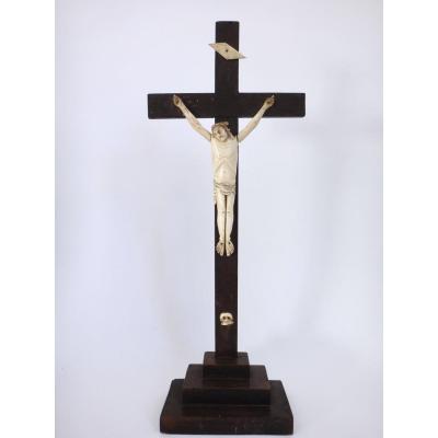 Crucifix Christ Janseniste en os sculpté Epoque XVIIIeme