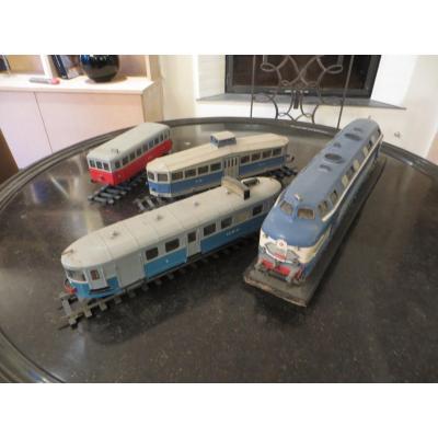 4 Model Trains