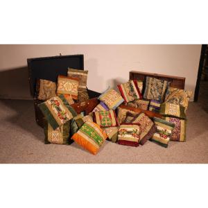 Lot Of Cushions In Tapestry And Velvet From 17 ° To 19 ° Century