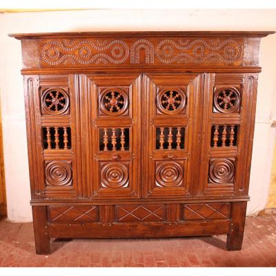 17 ° Century  Breton Wardrobe Or Cupboard  In Oak Turning In Boxwood