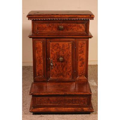 Prie-dieu Or Oratory In Walnut And Burl Walnut Circa 1600