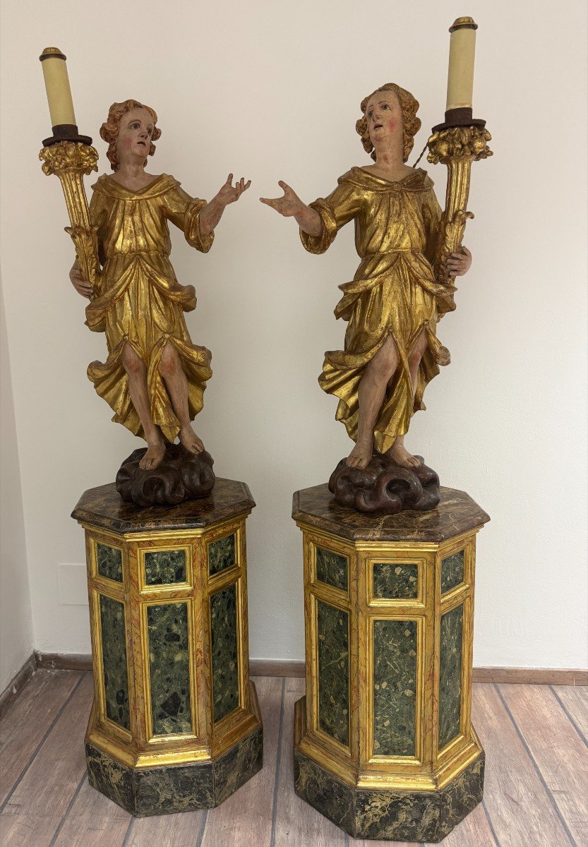 Coppia di cornucopie in legno laccato e dorato