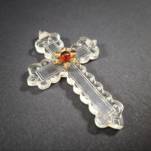 Engraved Plexiglass Cross Pendant, Central Flower In Gilded Metal And Red Glass – 20th Century