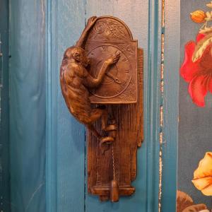 Metal Wall-mounted Firelighter – Clockmaker Monkey Adjusting A Grandfather Clock – Animal Decoration – 19th Century