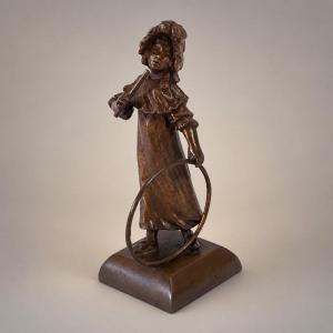 Small Art Nouveau Bronze - Girl Playing With A Hoop - Medal Patina - Display Case Subject 1900