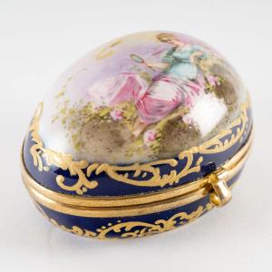 A Small Porcelain Egg Jewelry Box, Late 19th Century
