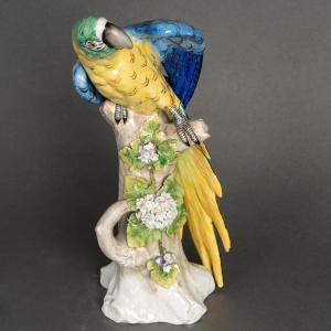 A Parrot Sculpture,  Saxe Manufacture, XXth  Century
