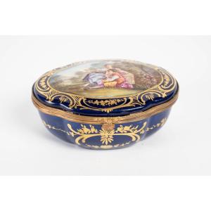 A Small Porcelain Jewelry Box In The Sèvres Style, Late 19th Century 