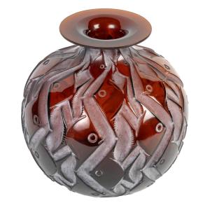 René Lalique , 1928 - “penthièvre” Amber-tinted Vase .