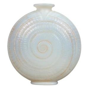 1920 – René Lalique “escargot” Opalescent Vase