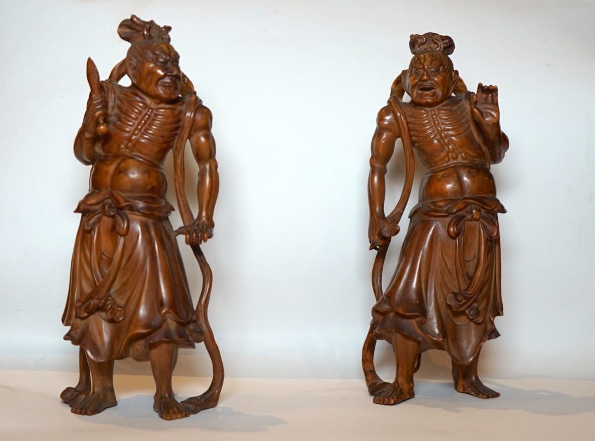 Rara coppia di sculture Okimono / Niō in bosso (Tsuge) firmate Kogetsu (光月) – Giappone (XIX Sec