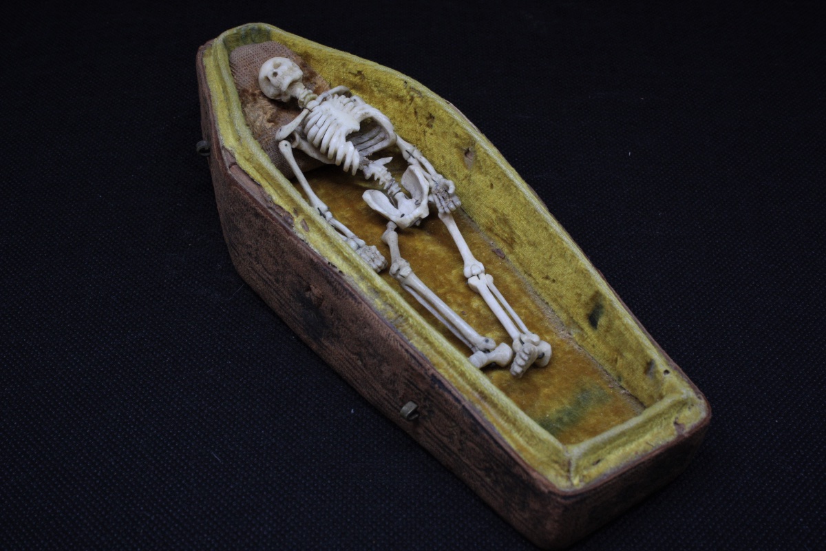Raro *Memento Mori* "Vanitas" in avorio finemente scolpito, custodito nel suo cofanetto