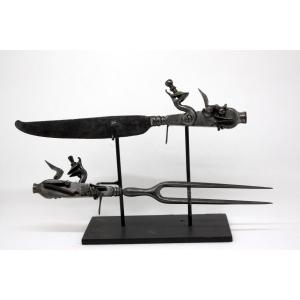 Rarissima ed eccezionale coppia di posate armate a pietra focaia (coltello e forchetta) 