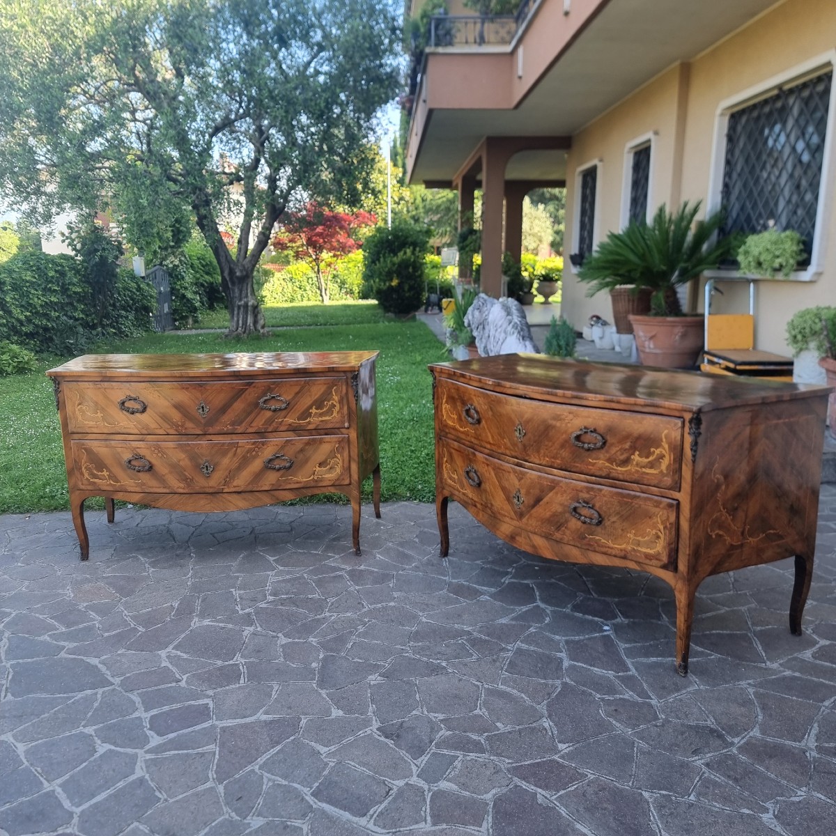 Coppia di cassettoni Lombardi noce del 700 con intarsi bois de rose 