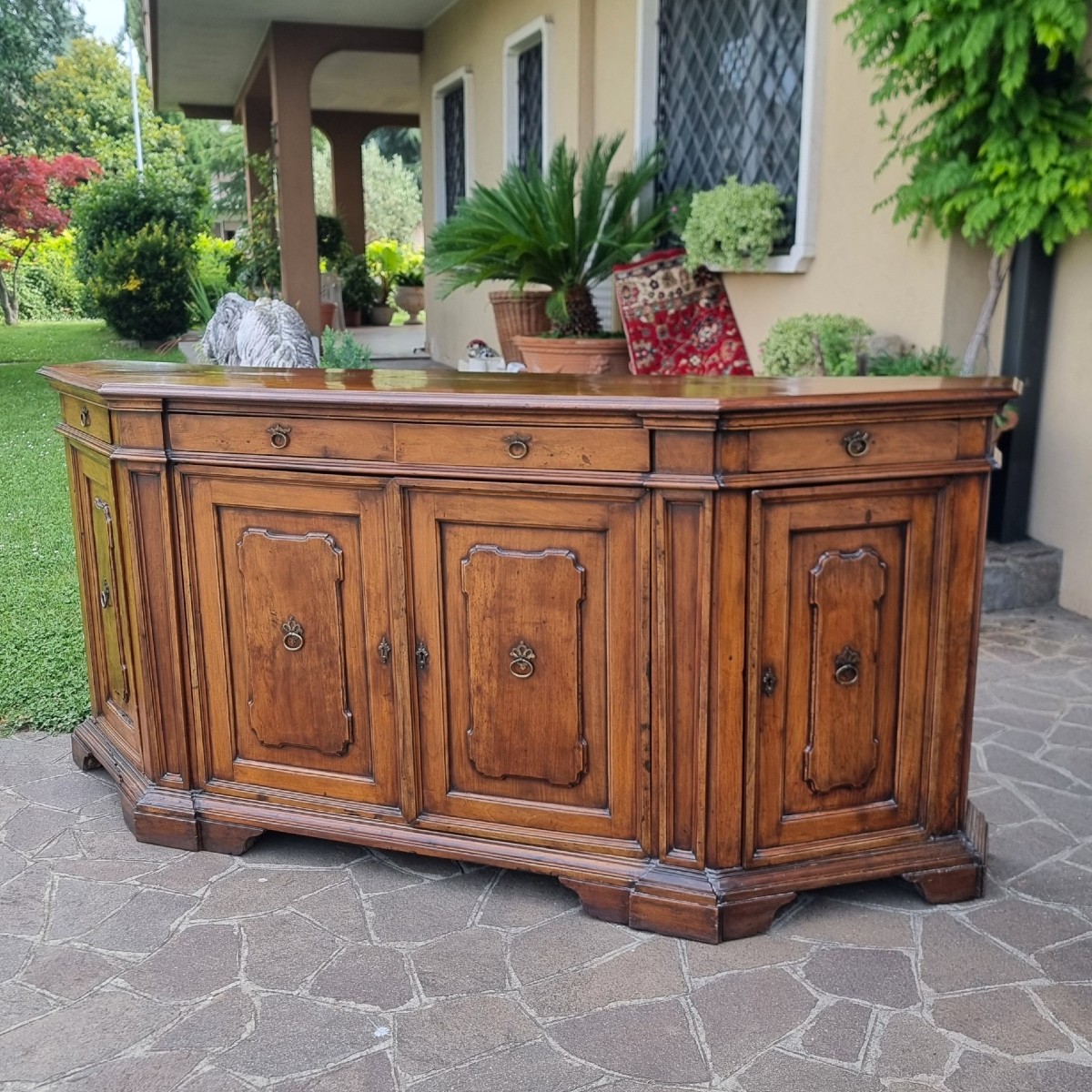 Credenza scantonata in noce del 700 Toscana 