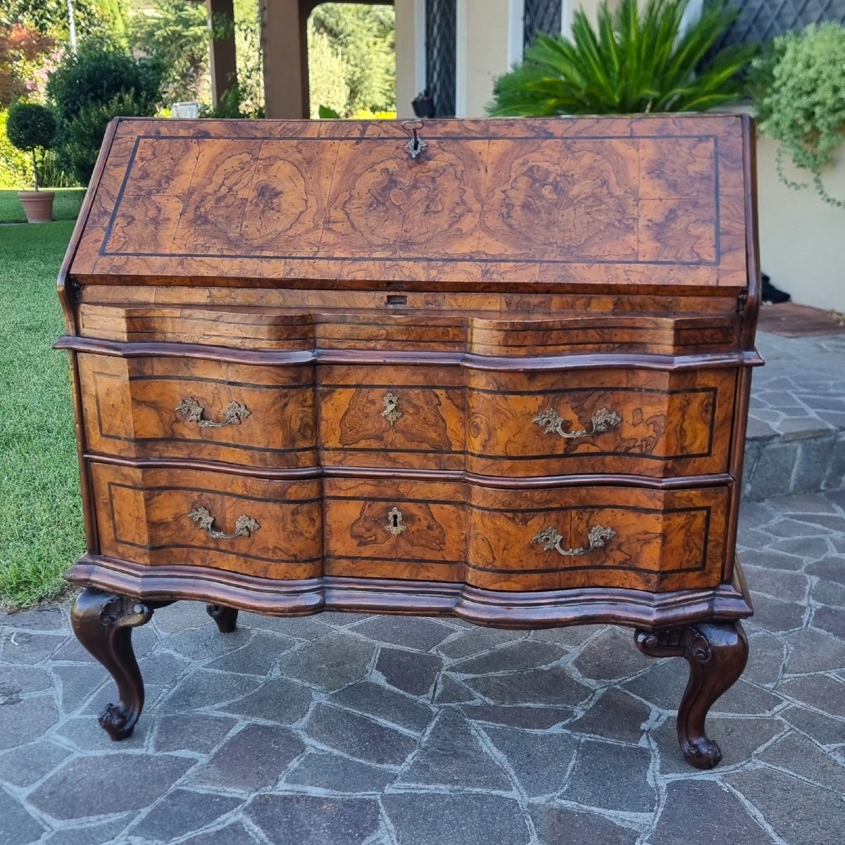 Ribalta del 700 in radica di noce Luigi XV Venezia: un capolavoro di eleganza