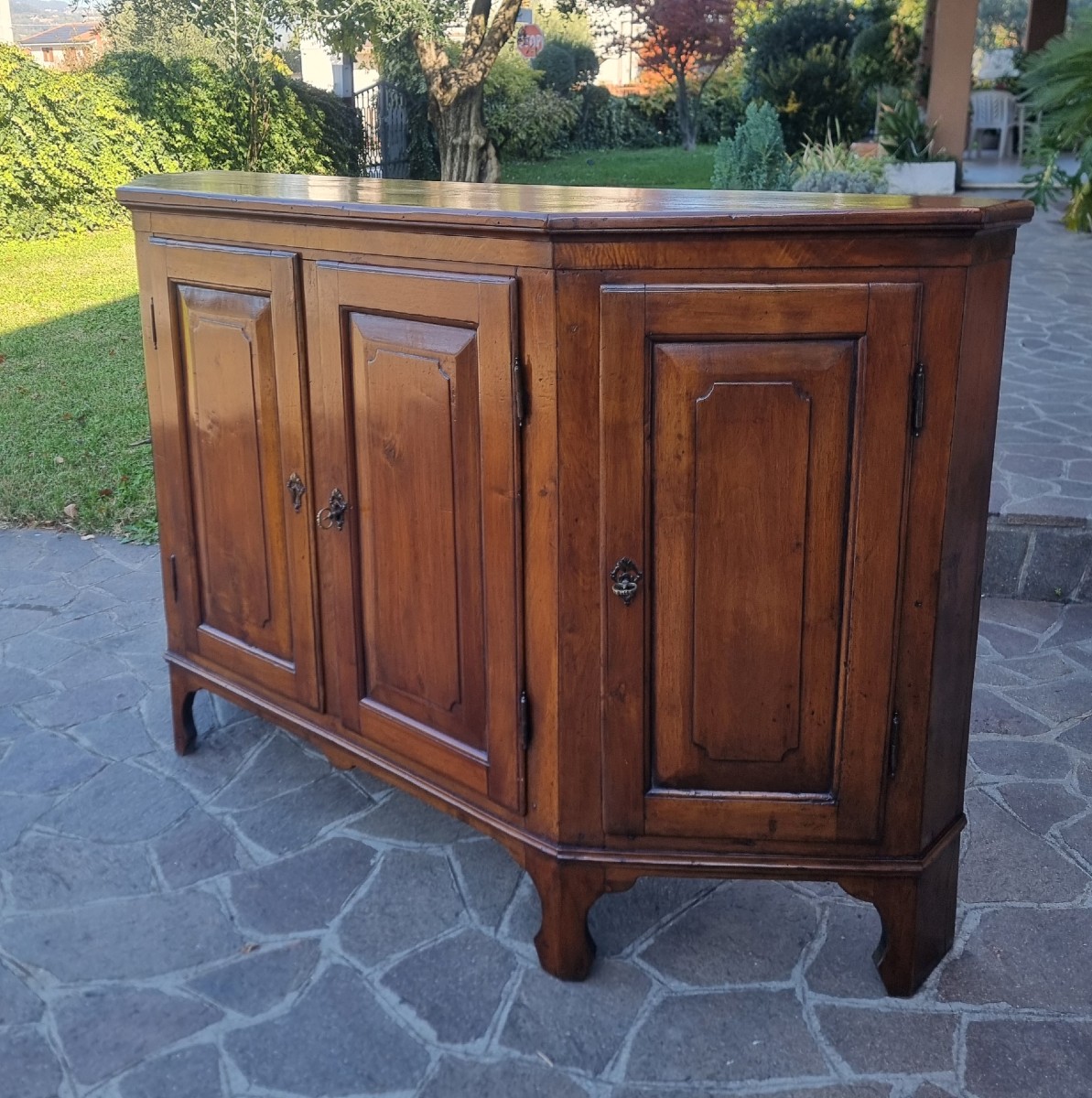 Credenza scantonata del 700 in noce  Veneto-photo-1
