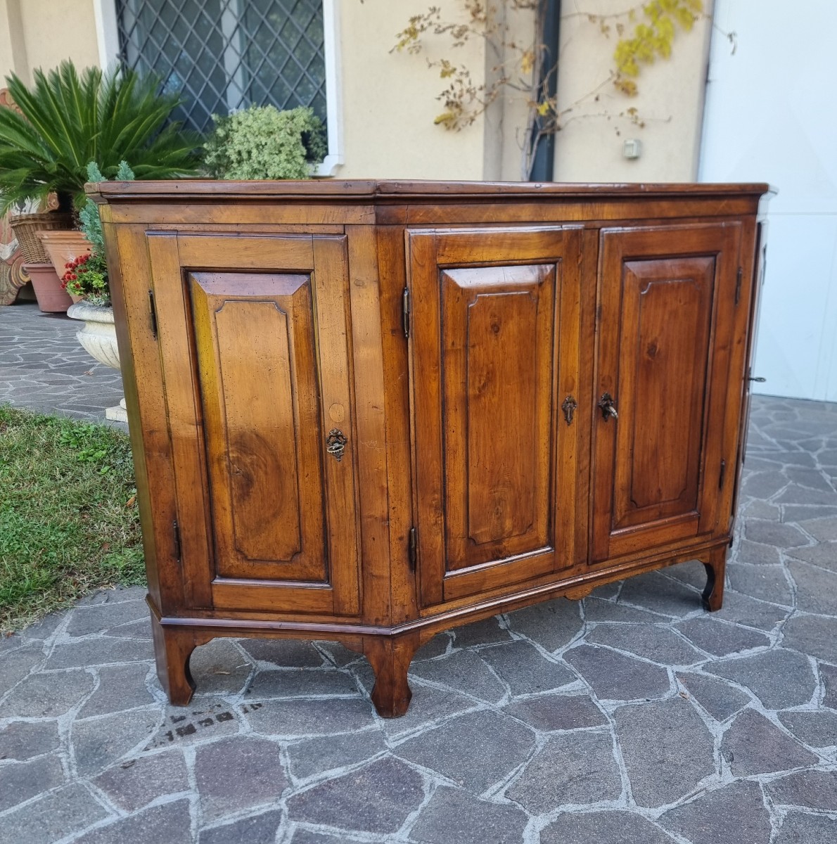 Credenza scantonata del 700 in noce  Veneto-photo-3
