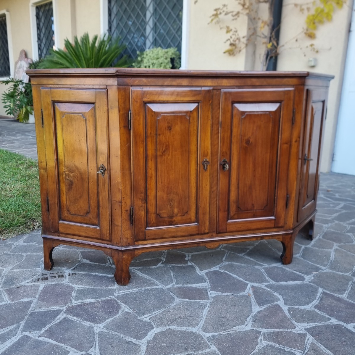 Credenza scantonata del 700 in noce  Veneto