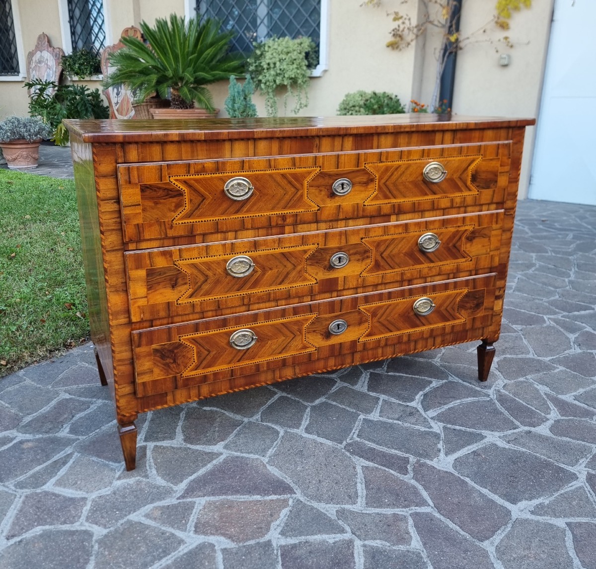 Cassettone Modenese del 700 Luigi XVI in noce con diverse essenze ed intarsi-photo-3