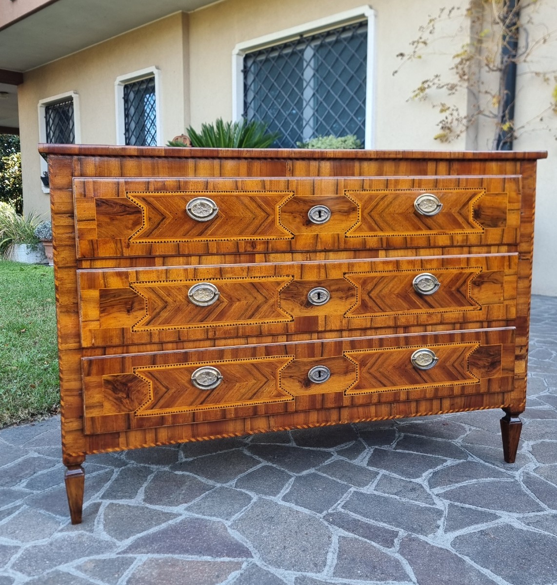 Cassettone Modenese del 700 Luigi XVI in noce con diverse essenze ed intarsi