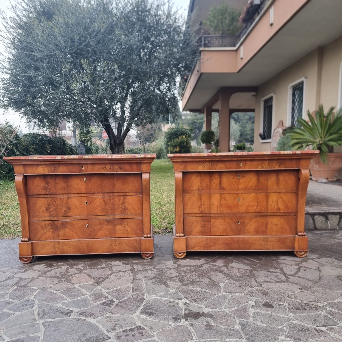 Coppia di cassettoni in noce Primo Impero 1810 con marmo Iran